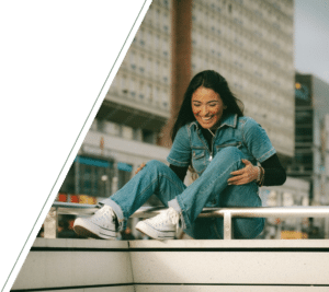 A smiling woman outdoors, reflecting the positive impact of depression therapy in San Francisco.
